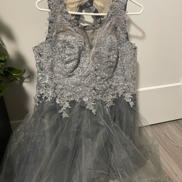 Formal dress! - Picture 3 of 4